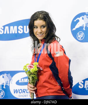 Oct 26, 2008 - Vancouver, Colombie-Britannique, Canada - ALLISON BAVER sourires sur le podium, remportant la médaille de bronze au 1000m femmes une finale de la Coupe du Monde Samsung ISU de patinage de vitesse courte piste au Pacific Coliseum de Vancouver, en Colombie-Britannique. (Crédit Image : © Heinz Ruckemann/ZUMA Press) Banque D'Images