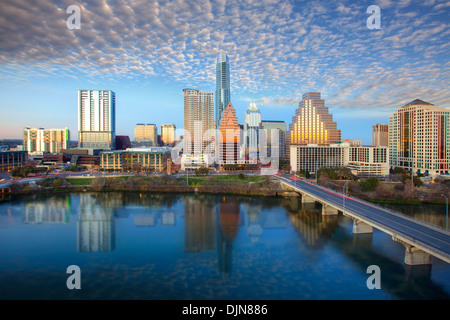 La ville de Austin à Austin, Texas, brille sur une fin d'après-midi. L'emblématique Austin tours se reflètent dans le lac Lady Bird. Banque D'Images