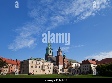 Les groupes de touristes en raison de la 11e siècle, château royal de Wawel, Cracovie, Pologne Banque D'Images