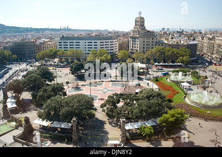 Journée bien remplie sur la place centrale de Barcelone, des foules de touristes dans le midi Banque D'Images