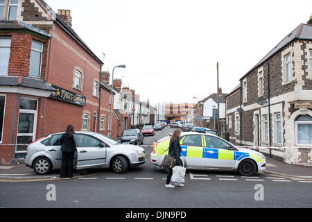 Cardiff, Wales, UK. 29 novembre 2013. Un homme a été arrêté à Cardiff après plusieurs attaques contre des rues distinctes à Cardiff. Une femme de 60 ans est à l'hôpital reçoivent le traitement pour une blessure au cou à la suite de l'incident alors qu'un homme dans la trentaine a subi des blessures au visage dans un autre assaut. L'image montre la scène sur la rue mai le 29 novembre à Cardiff, Pays de Galles, Royaume-Uni. (Photo par Matthew Horwood/Alamy Live News) Banque D'Images