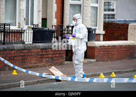 Cardiff, Wales, UK. 29 novembre 2013. Un homme a été arrêté à Cardiff après plusieurs attaques contre des rues distinctes à Cardiff. Une femme de 60 ans est à l'hôpital reçoivent le traitement pour une blessure au cou à la suite de l'incident alors qu'un homme dans la trentaine a subi des blessures au visage dans un autre assaut. L'image montre la scène sur Tewkesbury Street le 29 novembre à Cardiff, Pays de Galles, Royaume-Uni. (Photo par Matthew Horwood/Alamy Live News) Banque D'Images