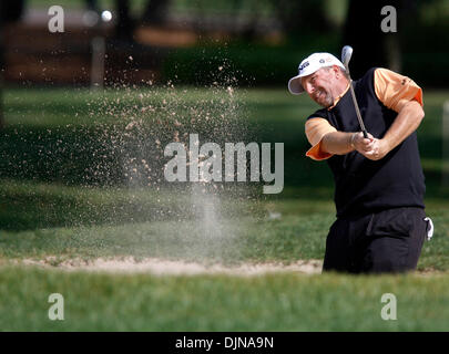 Mar 06, 2008 - Tampa, Florida, USA - MARK CALCAVECCHIA blasts sur un côté vert "bunker" situé sur la 16e trou dans le Progress Energy Pro-Am, au cours de la Copperhead PODS Championship au Innisbrook Resort and Golf Club. (Crédit Image : © Damaske/St Petersburg Times/ZUMA Press) RESTRICTIONS : * Tampa Tribune et USA Les tabloïds de l'Homme * Banque D'Images