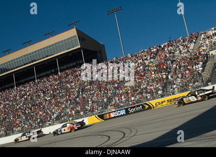 Mar 09, 2008 - Hampton, Georgia, USA - Le champ se déplace vers le bas la face avant pendant l'étirement Kobalt Tools 500 à Atlanta Motor Speedway le Dimanche, Mars 9, 2008. (Crédit Image : © Timothy L. Hale/ZUMA Press) Banque D'Images