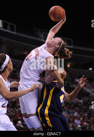 Stanford Cardinal's Kayla Pedersen, # 14, touche plus de Californie Golden Bear's Ashley Walker, # 44, dans la 1ère moitié du CIP-10 tournoi femmes Championnat Match lundi, 10 mars 2008 à San Jose, Californie (Contra Costa Times/Jose Carlos Fajardo) Banque D'Images