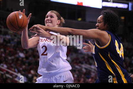 Californie Golden Bear's Ashley Walker, # 44, frappe le ballon de la Stanford Cardinal's Jayne Appel, # 2, dans la 1ère moitié du CIP-10 tournoi femmes Championnat Match lundi, 10 mars 2008 à San Jose, Californie (Contra Costa Times/Jose Carlos Fajardo) Banque D'Images