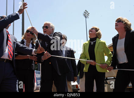 Mar 27, 2008 - Tampa, Florida, USA - GEORGE STEINBRENNER (troisième à partir de la gauche) dévoile la nouvelle enseigne au cours de la cérémonie de baptême de George M. Steinbrenner Field, anciennement Legends Field, New York Yankees à l'entraînement de printemps en Floride. complexes. Sont également sur la photo (de gauche à droite) FELIX LOPEZ, Jr., JENNIFER STEINBRENNER SWINDAL (fille), JOHN SIBAYAN (gestionnaire, Services du stade), JOAN STEI Banque D'Images