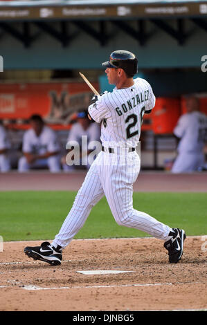 Mar 31, 2008 - Miami Gardens, Florida, USA - le voltigeur des Marlins de la Floride (26) Luis GONZALEZ breaks est bat lors de la 5ème manche de leur saison d'ouverture à domicile contre les Mets le lundi, 31 mars 2008. Mets a gagné 7-2. (Crédit Image : © Steve Mitchell/Palm Beach Post/ZUMA Press) RESTRICTIONS : * DÉPART * Droits de tabloïds USA Banque D'Images