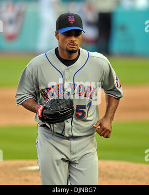 Mar 31, 2008 - Miami Gardens, Florida, USA - New York Mets pitcher Johan Santana trotskos hors du terrain lors de la 6e manche de leur saison d'ouverture à domicile contre les Marlins le lundi, 31 mars 2008. Mets a gagné 7-2. (Crédit Image : © Steve Mitchell/Palm Beach Post/ZUMA Press) RESTRICTIONS : * DÉPART * Droits de tabloïds USA Banque D'Images