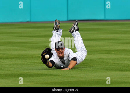 Mar 31, 2008 - Miami Gardens, Florida, USA - Floride Marlins champ centre (12) CODY ROSS-nous incapables de faire de la plongée sous-marine au large de capture de New York Mets Carlos Beltran en première manche au cours de la saison d'ouverture à domicile ajuster les Mets de New York le lundi 31 mars 2008. Mets a gagné 7-2. (Crédit Image : © Steve Mitchell/Palm Beach Post/ZUMA Press) RESTRICTIONS : * DÉPART * Droits de tabloïds USA Banque D'Images