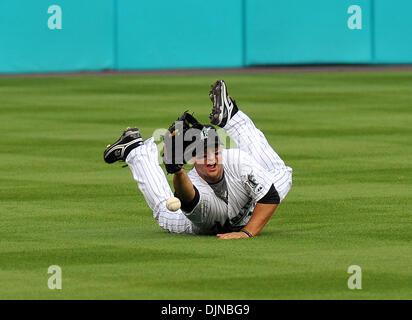 Mar 31, 2008 - Miami Gardens, Florida, USA - Floride Marlins champ centre (12) CODY ROSS-nous incapables de faire de la plongée sous-marine au large de capture de New York Mets Carlos Beltran en première manche au cours de la saison d'ouverture à domicile ajuster les Mets de New York le lundi 31 mars 2008. Mets a gagné 7-2. (Crédit Image : © Steve Mitchell/Palm Beach Post/ZUMA Press) RESTRICTIONS : * DÉPART * Droits de tabloïds USA Banque D'Images