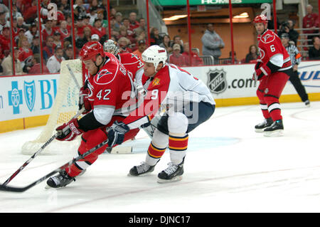 Apr 04, 2008 - Raleigh, Caroline du Nord, USA - les Hurricanes de la Caroline (42) TIM GLEASON tente de prendre le contrôle de la rondelle avec Florida Panthers (9) STEPHEN WEISS comme la défaite des Panthers de la Floride Les Carolina Hurricanes 4-3 comme ils ont joué à la RBC Centre situé à Raleigh. (Crédit Image : © Jason Moore/ZUMA Press) Banque D'Images