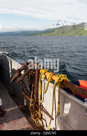 Des ancres et des bouées à bord d'un bateau de pêche à la palangre du flétan Commercial Près de False Pass In Morzhovoi Bay, Alaska, l'été. Banque D'Images