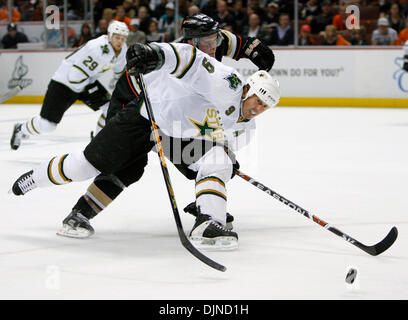 Apr 10, 2008 - Anaheim, Californie, USA - Dallas Stars centre MIKE MODANO, droite, et SAMUEL PAHLSSON Centre d'Anaheim, de la Suède, bataille pour la rondelle dans la première période de la finale de conférence de l'ouest de la LNH. (Crédit Image : © Mark Avery/ZUMA Press) Banque D'Images