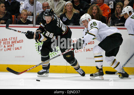 Apr 10, 2008 - Anaheim, Californie, USA - Anaheim Ducks center SAMUEL PAHLSSON, gauche, de Suède, de batailles avec des Stars de Dallas JERE LEHTINEN, aile droite de la Finlande, dans la deuxième période de la finale de conférence de l'ouest de la LNH. (Crédit Image : © Mark Avery/ZUMA Press) Banque D'Images