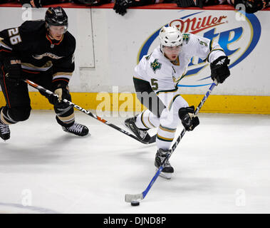 Apr 12, 2008 - Anaheim, Californie, USA - Anaheim Ducks SAMUEL PAHLSSON, centre gauche, de la Suède, chasse le défenseur des Stars de Dallas MATT NISKANEN dans la troisième période de jeu 2 de la Conférence de l'ouest de la LNH Coupe à Anaheim, Californie, USA 12 avril 2008. (Crédit Image : © Mark Avery/ZUMA Press) Banque D'Images