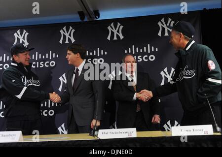 Nov 11, 2008 - Manhattan, New York, USA - De gauche à droite : le président et chef de la direction de Cisco, John Chambers, NY Yankees Coprésident HAL STEINBRENNER, Yankees COO LONN TROST, et vice-président de Cisco au président RON RICCI comme Cisco annonce dans une conférence de presse à leur siège que le nouveau centre Yankee Stadium, l'ouverture est prévue pour avril 2009, a été agencée avec Cisco art techn Banque D'Images