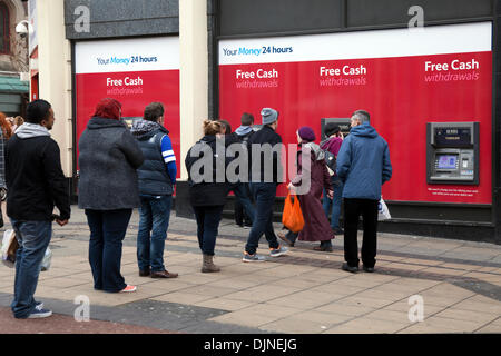 Liverpool, Merseyside, Royaume-Uni, 29 novembre 2013.Distributeurs automatiques de billets « gratuits » à Liverpool, une saison de shopping de vacances dans le centre-ville, magasins de détail, magasins, acheteurs de Noël, achats à prix réduits,Et les dépenses des consommateurs pour le Vendredi fou ont été considérées comme le plus grand jour de magasinage de l'année.Les détaillants du Royaume-Uni ont adopté le bonanza des ventes après les fêtes aux États-Unis, même si de nombreux clients ont été surpris par les rabais mur à mur dans leurs magasins préférés, alors que certains ont fait des bonkers pour des bonnes affaires.Quartier des affaires de Liverpools, Banque D'Images