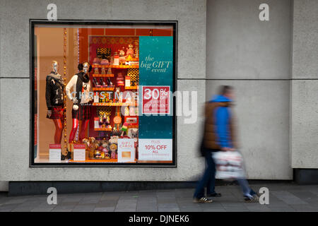 Liverpool, Merseyside, Royaume-Uni, 29 novembre 2013.Liverpool un centre-ville saison des achats de vacances, magasins de détail, magasins, Noël shoppers, vente à prix réduit shopping,Et les dépenses des consommateurs pour le Vendredi fou ont été considérées comme le plus grand jour de magasinage de l'année.Royaume-Uni. Les détaillants ont adopté le bonanza de vente après les vacances aux États-Unis, même si de nombreux clients ont été surpris par des rabais mur à mur dans leurs magasins préférés, alors que certains ont été des bonkers pour des bonnes affaires.Solde à prix réduit pour certains articles, Merseyside, Royaume-Uni.Quartier des affaires de Liverpools. Banque D'Images