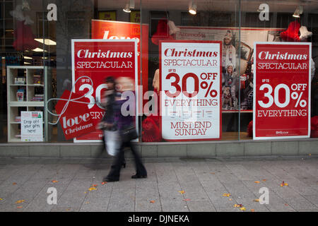 Liverpool, Merseyside, Royaume-Uni, 29 novembre 2013.BHS Liverpool un centre ville vacances shopping saison, magasins de détail, vieux magasins, Noël shoppers, vente à prix réduit shopping,Et les dépenses des consommateurs pour le Vendredi fou ont été considérées comme le plus grand jour de magasinage de l'année.Les détaillants du Royaume-Uni ont adopté le bonanza des ventes après les fêtes aux États-Unis, même si de nombreux clients ont été surpris par les rabais mur à mur dans leurs magasins préférés, alors que certains ont fait des bonkers pour des bonnes affaires.Quartier des affaires de Liverpools, Banque D'Images