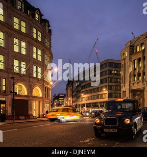 London taxi attend une course jusqu'à St Paul's Churchyard London Banque D'Images