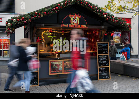 Liverpool, Merseyside, Royaume-Uni, 29 novembre 2013.Bar à tapas Liverpool un centre-ville de la période des fêtes shopping, magasins, magasins, Noël shoppers, vente à prix réduit shopping,Et les dépenses des consommateurs pour le Vendredi fou ont été considérées comme le plus grand jour de magasinage de l'année.Les détaillants du Royaume-Uni ont adopté le bonanza des ventes après les fêtes aux États-Unis, même si de nombreux clients ont été surpris par les rabais mur à mur dans leurs magasins préférés, alors que certains ont fait des bonkers pour des bonnes affaires.Quartier des affaires de Liverpools, Banque D'Images