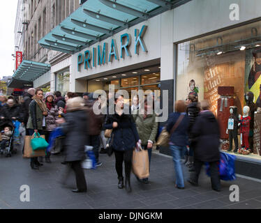 Liverpool, Merseyside, Royaume-Uni, 29th novembre 2013. Sacs de transport pour les acheteurs de Primark. Liverpool un centre-ville saison des achats de vacances, magasins de détail, magasins, Noël shoppers, vente à prix réduit shopping, Et les dépenses des consommateurs pour le Vendredi fou ont été considérées comme le plus grand jour de magasinage de l'année. Les détaillants du Royaume-Uni ont adopté le bonanza des ventes après les fêtes aux États-Unis, même si de nombreux clients ont été surpris par les rabais mur à mur dans leurs magasins préférés, alors que certains ont fait des bonkers pour les bonnes affaires. Store Twenty One, Forever 21, solde à prix réduits sur une sélection d'articles, Merseyside, Royaume-Uni. Banque D'Images