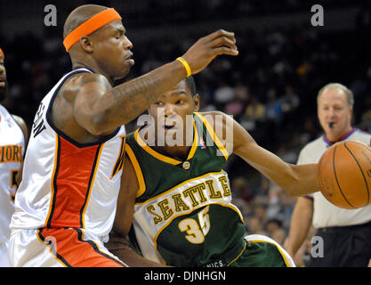 Kevin Durant des Seattle Supersonics durs sur les Golden State Warriors Al Harrington lors du dernier match de la saison le mercredi 16 avril 2008, à Oakland, Californie. (Karl Mondon/Contra Costa Times/ZUMA Press) Banque D'Images