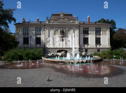Palac Sztuki, Palace de l'Art (1901) dans la première Plac Szczepanski, bâtiment de style Art Nouveau, inspiré par d'anciens temples grecs, vieille ville, Cracovie, Pologne Banque D'Images