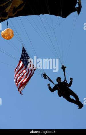 Apr 17, 2008 - Valrico, Florida, USA - membre de l'United States Special Operations Command parachute team se prépare à atterrir à l'Académie de Brandon terrain de football. L'équipe a été de sauter dans les écoles Les écoles de terrain avant le premier match de football. L'un des étudiants à l'école père est un membre de l'équipe. L'équipe d'USSCCOM est composté de volontaires de l'armée, de la marine, Banque D'Images