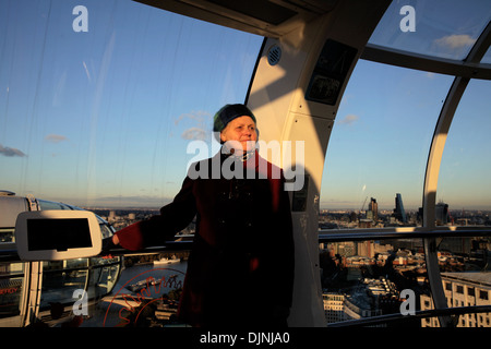 Une femme à l'intérieur d'une capsule dans London Eye Banque D'Images