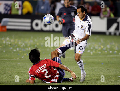 Apr 26, 2008 - Carson, CA, États-Unis d'A.L. Avant Galaxy LANDON DONOVAN se bat pour la balle contre CLAUDIO SUAREZ de Chivas USA dans le Superclassico de match les deux équipes de MLS Los Angeles au Home Depot Center. La Galaxie défait Chivas USA 5-2. Crédit obligatoire : Photo par Jonathan Alcorn/ZUMA Press. Banque D'Images