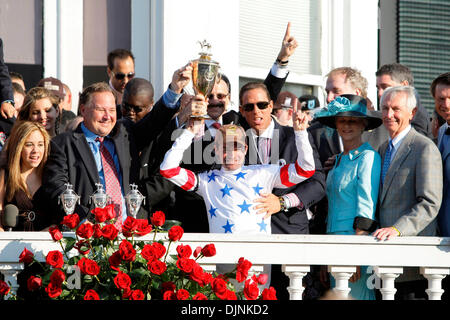 Kent Desormeaux a célébré dans le cercle des gagnants après sa victoire avec Big Brown # 20. Célébrer avec Desormeaux a trainer Richard Dutrow (à gauche), co-PDG de IEAH stables Richard Schiavo (centre) et Mike Iavarone, et Kentucky première dame Jane Beshear et Gov. Steve Beshear (extrême droite) à la 134e exécution du Kentucky Derby Samedi 3 mai 2008, à Churchill Downs, Louisvil Banque D'Images