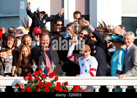 Kent Desormeaux a célébré dans le cercle des gagnants avec formateur Richard Dutrow fils (à gauche), co-PDG de IEAH Stables Richard Shiavo (centre) et Mike Iavarone et Kentucky first lady Jane Beshear et Gov. Steve Beshear (à droite) après le Big Brown # 20 a remporté la 134e exécution du Kentucky Derby Samedi 3 mai 2008, à Churchill Downs, à Louisville, KY. Photo par Charles Bertram | Personnel Banque D'Images