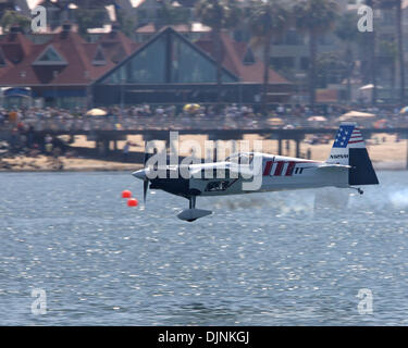 Le 04 mai 2008 - San Diego, Californie, USA - Mike Mangold,se classe deuxième dans le nombre un seul avion, un Edge 540 au cours de la Red Bull Air Race World Series à San Diego, CA., où les meilleurs au monde des pilotes les plus rapides, plus agiles et légers avions de course pour parcourir un niveau faible de courses aériennes composé de 65 pieds de hauteur des pylônes à l'air et d'atteindre des vitesses allant jusqu'à 230 mi/h et 10 Banque D'Images