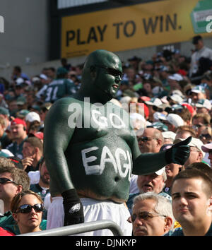 Oct 05, 2008 - Philadelphie, Pennsylvanie, USA - Philadelphia Eagles fan peint en vert cheers sur leur équipe. Les Philadelphia Eagles perdu pour les Redskins de Washington 23-17 au Lincoln Financial Field à Philadelphie, PA. (Crédit Image : © Tom Briglia/ZUMA Press) Banque D'Images