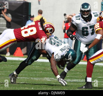 Oct 05, 2008 - Philadelphie, Pennsylvanie, USA - Philadelphia Eagles Runningback # 36 BRIAN WESTBROOK est abordé par Redskins de Washington Coffre # 48 CHRIS HORTON après un court gain. Les Philadelphia Eagles perdu pour les Redskins de Washington 23-17 au Lincoln Financial Field à Philadelphie, PA. (Crédit Image : © Tom Briglia/ZUMA Press) Banque D'Images