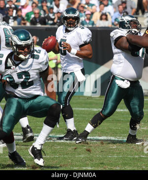 Oct 05, 2008 - Philadelphie, Pennsylvanie, USA - Philadelphia Eagles Quarterback # 5 DONOVAN MCNABB revient dans la poche. Les Philadelphia Eagles perdu pour les Redskins de Washington 23-17 au Lincoln Financial Field à Philadelphie, PA. (Crédit Image : © Tom Briglia/ZUMA Press) Banque D'Images