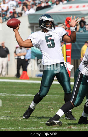 Oct 05, 2008 - Philadelphie, Pennsylvanie, USA - Philadelphia Eagles Quarterback # 5 DONOVAN MCNABB passe de la poche. Les Philadelphia Eagles perdu pour les Redskins de Washington 23-17 au Lincoln Financial Field à Philadelphie, PA. (Crédit Image : © Tom Briglia/ZUMA Press) Banque D'Images