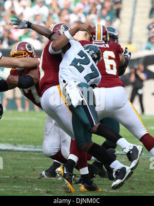 Oct 05, 2008 - Philadelphie, Pennsylvanie, USA - Philadelphia Eagles Coffre # 27 QUINTIN MIKELL sacks Redskins de Washington Quarterback # 17 JASON CAMPBELL pour perte. Les Philadelphia Eagles perdu pour les Redskins de Washington 23-17 au Lincoln Financial Field à Philadelphie, PA. (Crédit Image : © Tom Briglia/ZUMA Press) Banque D'Images
