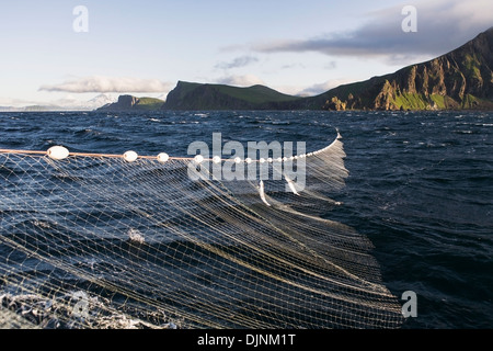 La pêche du saumon en face de l'Île Unimak Cap sur Pankoff dans l'Alaska Department of Fish and Game 'péninsule d'alaska" Banque D'Images