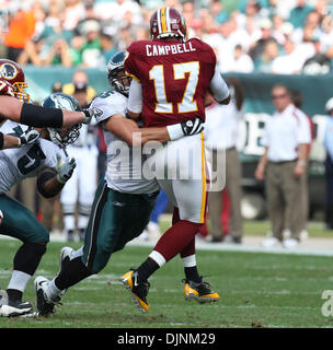 Oct 05, 2008 - Philadelphie, Pennsylvanie, USA - Philadelphia Eagles de secondeur# 55 STEWART BRADLEY durs Redskins de Washington Quarterback # 17 JASON CAMPBELL au sol. Les Philadelphia Eagles perdu pour les Redskins de Washington 23-17 au Lincoln Financial Field à Philadelphie, PA. (Crédit Image : © Tom Briglia/ZUMA Press) Banque D'Images