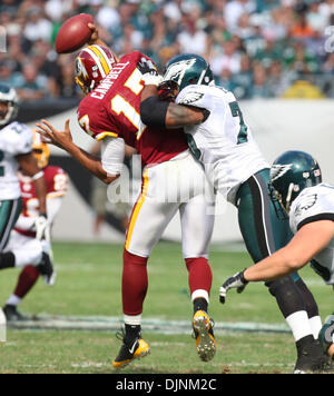 Oct 05, 2008 - Philadelphie, Pennsylvanie, USA - Philadelphia Eagles défensive fin # 75 JUQUA PARKER frappe Redskins de Washington Quarterback # 17 JASON CAMPBELL jusqu'au sol. Les Philadelphia Eagles perdu pour les Redskins de Washington 23-17 au Lincoln Financial Field à Philadelphie, PA. (Crédit Image : © Tom Briglia/ZUMA Press) Banque D'Images