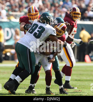 Oct 05, 2008 - Philadelphie, Pennsylvanie, USA - Philadelphia Eagles gratuitement coffre # 20 BRIAN DAWKINS Pa jusqu'Redskins de Washington Quarterback # 17 JASON CAMPBELL et sacs pour lui perte avec un peu d'aide de l'Aigle attaquer défensive # 93 TREVOR LOIS. Les Philadelphia Eagles perdu pour les Redskins de Washington 23-17 au Lincoln Financial Field à Philadelphie, PA. (Crédit Image : © Tom Briglia/ZUM Banque D'Images