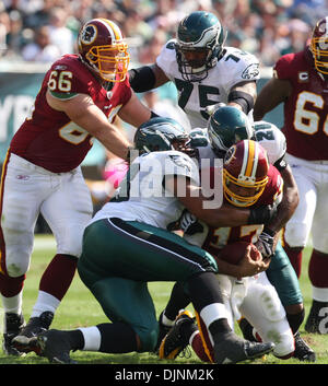 Oct 05, 2008 - Philadelphie, Pennsylvanie, USA - Philadelphia Eagles gratuitement coffre # 20 BRIAN DAWKINS Pa jusqu'Redskins de Washington Quarterback # 17 JASON CAMPBELL et sacs pour lui une perte. Les Philadelphia Eagles perdu pour les Redskins de Washington 23-17 au Lincoln Financial Field à Philadelphie, PA. (Crédit Image : © Tom Briglia/ZUMA Press) Banque D'Images