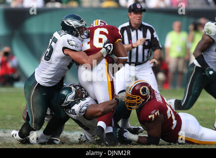 Oct 05, 2008 - Philadelphie, Pennsylvanie, USA - Philadelphia Eagles Linebacker # 55 STEWART BRADLEY avec attaquer Défense # 98 MIKE PATTERSON arrête Redskins de Washington Runningback # 46 LADELL BETTS pour perte. Les Philadelphia Eagles perdu pour les Redskins de Washington 23-17 au Lincoln Financial Field à Philadelphie, PA. (Crédit Image : © Tom Briglia/ZUMA Press) Banque D'Images