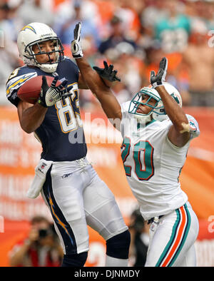 100508 Dauphins spt/chargeurs--0057477un--Photo personnel par Allen Eyestone/Le Palm Beach Post...Miami Gardens, FL stade Dolphin...Chargers de San Diego à Miami Dolphins NFL football Chargeurs ZZZ receveur # 83 Vincent Jackson n'arrive pas à accrocher sur une passe dans l'endzone que les dauphins # 20 Chris Crocker défend au premier trimestre. Les chargeurs se contenter d'un fieldgoal sur leur première rurale possessio binicomprat Banque D'Images