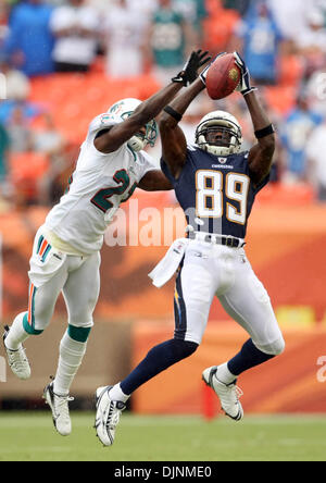 100508 Dauphins spt/chargeurs--0057477un--Photo personnel par Allen Eyestone/Le Palm Beach Post...Miami Gardens, FL stade Dolphin...Chargers de San Diego à Miami Dolphins NFL football ZZZ dauphins # 21 Andre Goodman s'apprête à frapper une passe loin de wide receiver Chargeurs Chris Chambers. (Crédit Image : © Le Palm Beach Post/ZUMA Press) Banque D'Images