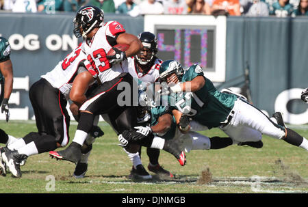 Oct 26, 2008 - Philadelphie, Pennsylvanie, USA - NFL football : Atlanta Falcons Runningback # 33 MICHAEL TURNER tente de se débarrasser de Philadelphia Eagles Linebacker # 57 CHRIS COCONG de sécurité gratuit et de l'Aigle # 20 BRIAN DAWKINS en action au 2ème trimestre. Les Philadelphia Eagles est allé sur battre les Atlanta Falcons 27-14 le dimanche 26 octobre 2008 au Lincoln Financial Field à Philadelphie, PA Banque D'Images