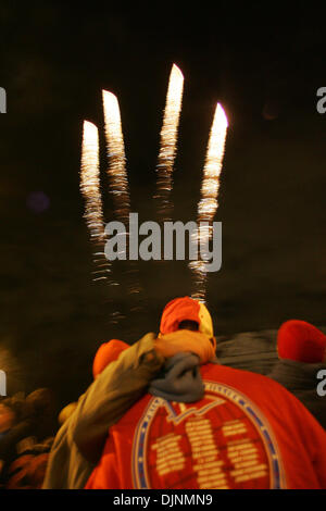 29 Oct 2008 - Philadelphie, Pennsylvanie, USA - Fans célébrer une victoire des Phillies sur les rayons à Cottman et Frankford Avenue. (Crédit Image : © David Swanson/Philadelphia DailyNews/ZUMA Press) Banque D'Images